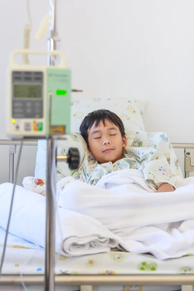 Sjukdom asiatisk pojke med saltlösning intravenös (IV) till hands. Hälso-och sjukvårds-och folk koncept. — Stockfoto