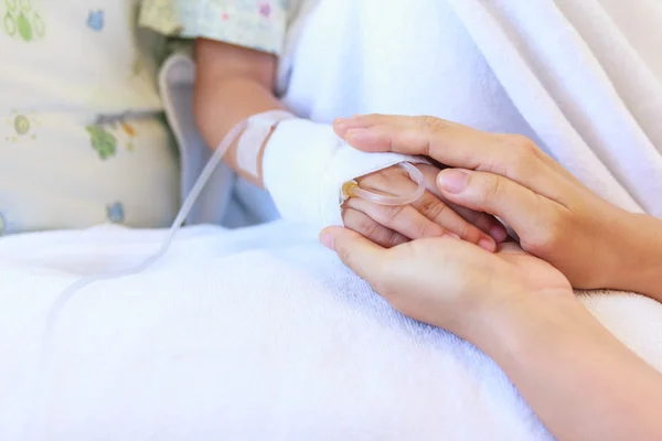 Serum intravenöz (IV) taraftan hastalık Asyalı çocuk. Sağlık ve insan kavramı. 