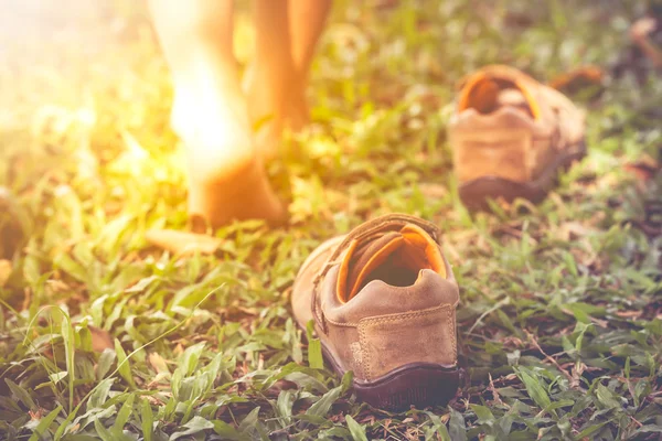 Primer plano pie de niño aprende a caminar sobre la hierba, masaje reflexología . — Foto de Stock