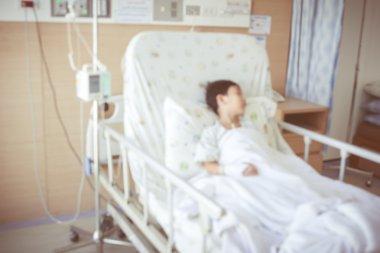 Asyalı çocuk infüzyon pompa intravenöz IV damla ile. Sağlık ve insan kavramı. 