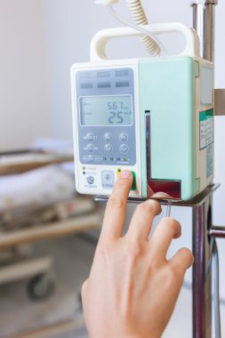 Hemşirenin eller yönetmelik infüzyon pompa intravenöz IV damla.