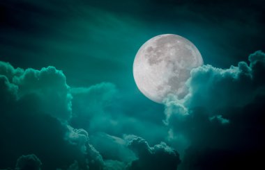 Gece yeşil gökyüzü bulutlu, parlak dolunay