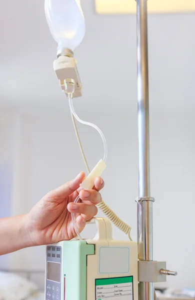 Nurse's hands regulation infusion pump intravenous (IV) drip — Stock Photo, Image