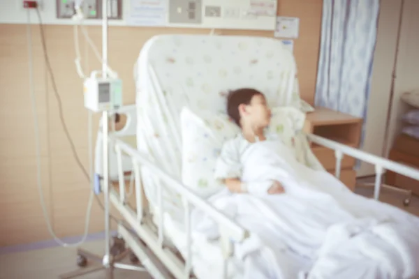 Asiatique enfant avec pompe à perfusion intraveineuse IV goutte à goutte. Les soins de santé et le concept humain . — Photo