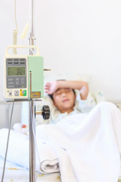 Asiático chico durmiendo en enfermo cama con infusión bomba intravenoso IV goteo . —  Fotos de Stock