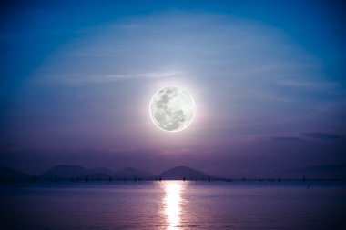 Gece denize dolunayda ile romantik manzara. 