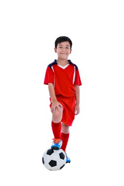 Futbol topu ile genç Asya futbol oyuncusu. Stüdyo vurdu. Beyaz arka plan üzerinde izole.