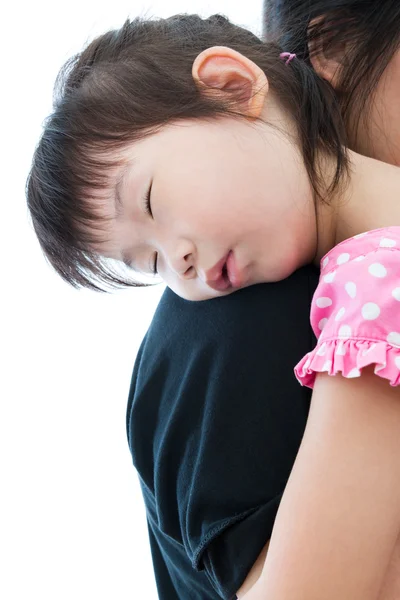 Preciosa chica asiática durmiendo en el hombro de mamá, concepto de familia feliz . — Foto de Stock