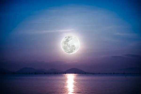 Romantische Landschaft mit Vollmond auf dem Meer in der Nacht. — Stockfoto