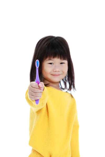 口腔の健康概念の手で歯ブラシと眠そうなアジアの女の子 — ストック写真