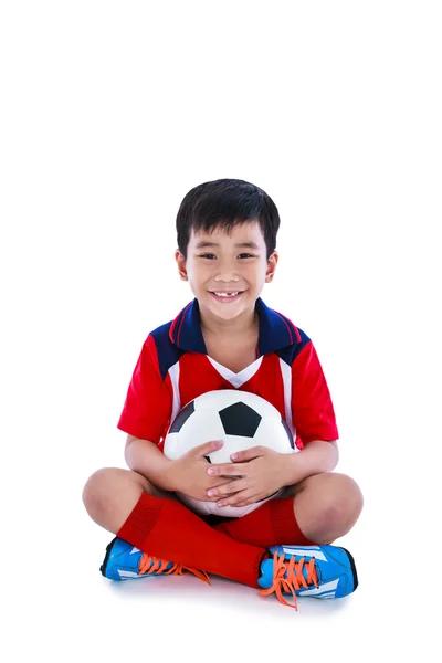 Fiatal ázsiai futball játékos foci mosolyogva, és tartja a futball-labda. Elszigetelt fehér background. — Stock Fotó