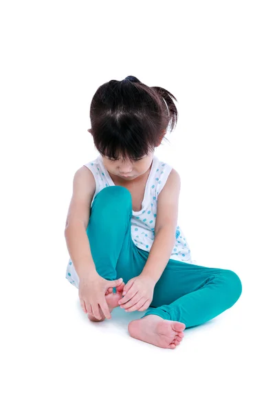 Criança asiática ferida na unha dos pés. Isolado sobre fundo branco . — Fotografia de Stock
