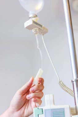 Hemşirelik Yönetmeliği intravenöz (IV) damla hastane odasında eller.