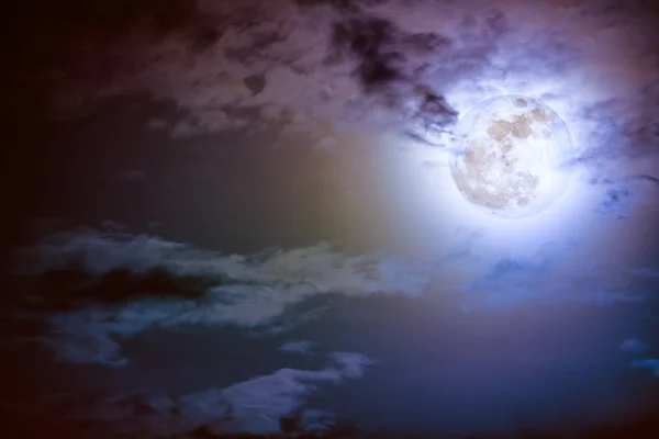 Cielo nocturno con nubes y luna llena brillante con brillante . — Foto de Stock
