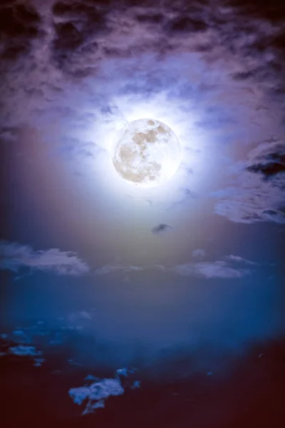 Nachthimmel mit Wolken und heller Vollmond mit glänzenden. — Stockfoto