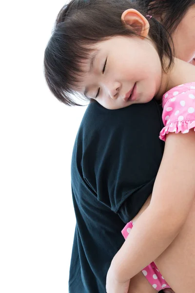 Preciosa chica asiática durmiendo en el hombro de mamá, concepto de familia feliz . — Foto de Stock