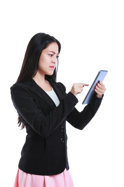 Affärskvinna är en arg humör med sin digitala tablett. Isolerad på vit bakgrund. — Stockfoto
