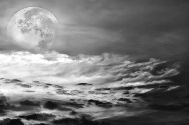 Güzel gökyüzü bulutlu, parlak dolunay. Açık havada. Siyah beyaz resim stili.
