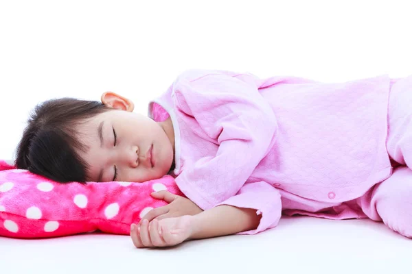 Concepto de niños sanos. Chica asiática durmiendo tranquilamente. Aislado sobre fondo blanco . —  Fotos de Stock