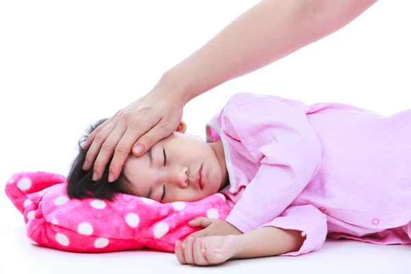 Madre comprobando la temperatura de la hija enferma a mano. Aislado sobre fondo blanco . — Foto de Stock