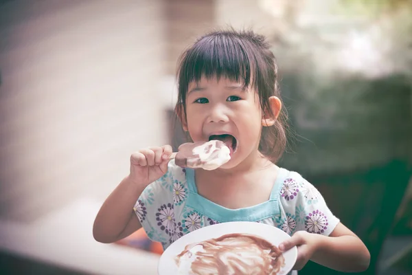 Asiatico ragazza mangiare gelato in il estate su sfocato sfondo . — Foto Stock