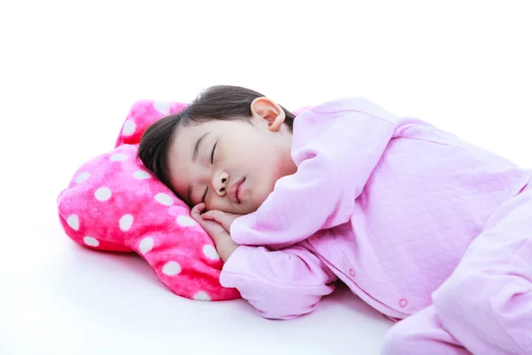 Концепция здоровых детей. Азиатка мирно спит. На белом фоне . — стоковое фото