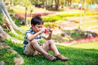 Asya kamera rahatlatıcı açık havada gün zamanında çocukla seyahat tatil.