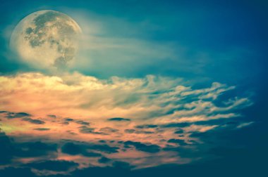 Güzel gökyüzü bulutlu parlak dolunay büyük bir arka plan yapmak.