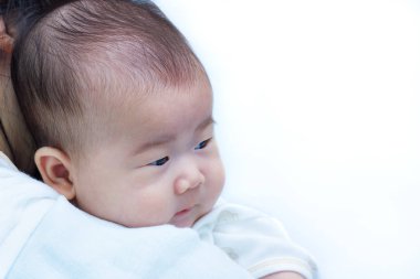Anne ve bebek, annesinin omzuna dinlenme güzel Asyalı kız