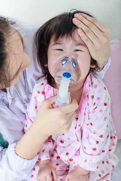 Nahaufnahme asiatisches Kind mit Atemwegserkrankung vom Arzt behandelt. — Stockfoto