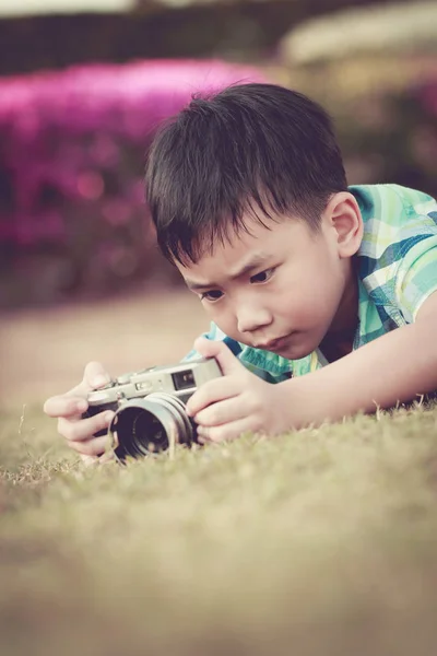 Chłopiec przy Fotografia przez aparat, poznawanie przyrody w parku. — Zdjęcie stockowe
