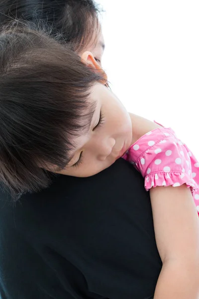 Preciosa chica asiática durmiendo en el hombro de mamá, concepto de familia feliz . — Foto de Stock