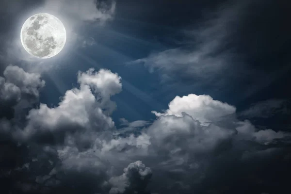 Nighttime sky with clouds, bright full moon would make a great background. — Stock Photo, Image