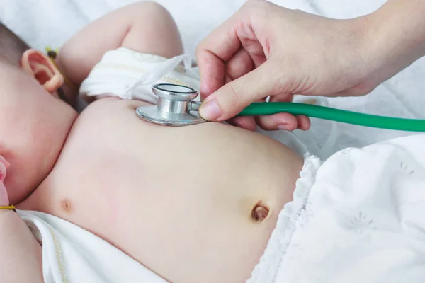 Badanie dziecka pediatra. Dwóch miesięcy dziecko dziewczyna azjatyckich leżącego — Zdjęcie stockowe