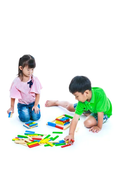 Crianças brincando de blocos de madeira de brinquedo, isolado no fundo branco . — Fotografia de Stock