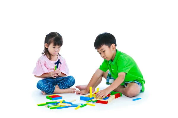 Asiatische Kinder spielen Holzklötze, isoliert auf weißem Hintergrund. — Stockfoto
