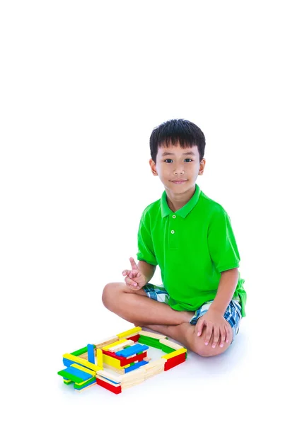 Asiático criança jogar brinquedo blocos de madeira, isolado no fundo branco — Fotografia de Stock