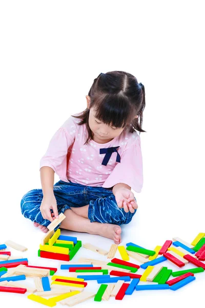 Criança brincando de blocos de madeira de brinquedo, isolado no fundo branco . — Fotografia de Stock