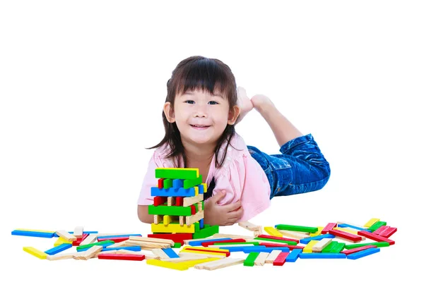 Criança brincando de blocos de madeira de brinquedo, isolado no fundo branco . — Fotografia de Stock