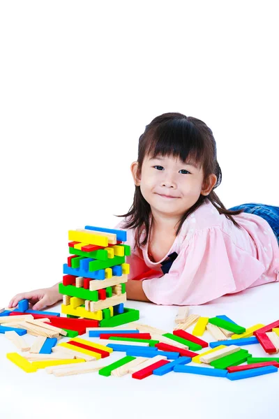 Criança brincando de blocos de madeira de brinquedo, isolado no fundo branco . — Fotografia de Stock