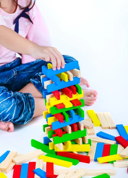 Kind spielt Holzklötze, isoliert auf weißem Hintergrund. — Stockfoto