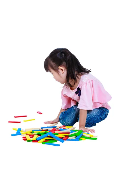 Criança brincando de blocos de madeira de brinquedo, isolado no fundo branco . — Fotografia de Stock