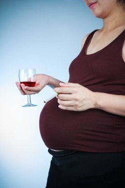 Sigara ve alkol ile gebelik. Hamile kadın sağlıksız 
