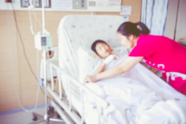 Размытое происхождение ребенка, госпитализированного в палате больницы. Винтажный тон . — стоковое фото