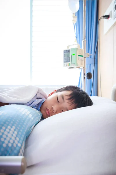 Asiatischer Junge auf dem Krankenbett liegend. Gesundheitswesen und Menschen-Konzept. — Stockfoto