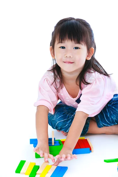 Bambino che gioca blocchi di legno giocattolo, isolato su sfondo bianco . — Foto Stock
