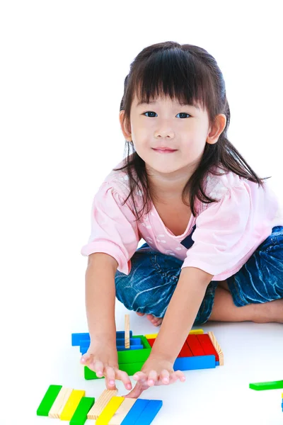 Niño jugando bloques de madera de juguete, aislado sobre fondo blanco . — Foto de Stock