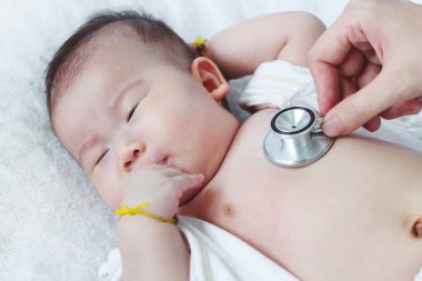 Çocuk doktoru muayene bebek. İki ay bebek Asyalı kız yalan 