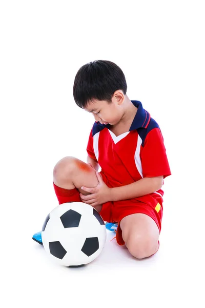 Joven jugador de fútbol asiático con dolor en la pierna. Cuerpo completo . — Foto de Stock