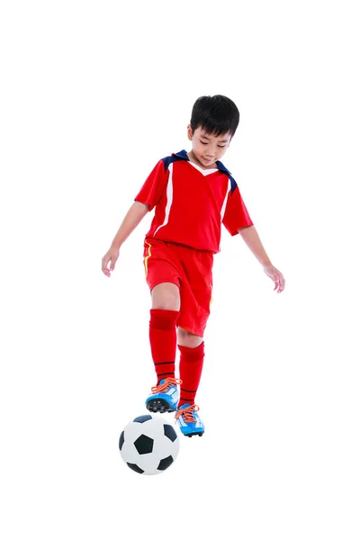 Jovem jogador de futebol asiático com bola de futebol. Estúdio . — Fotografia de Stock